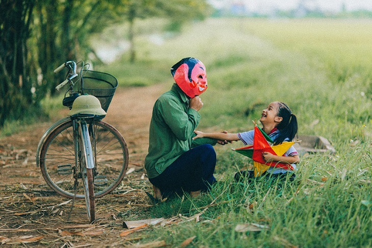 Nhớ những mùa trăng đi chân trần, rước đèn lồng tự chế - Ảnh 1.