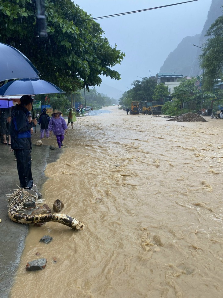 Mưa lũ nhiều nơi, phòng nguy cơ lũ quét và sạt lở đất - Ảnh 2.