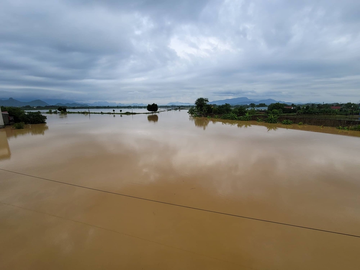 Hà Nội: Nhiều khu vực ngập sâu ở huyện Chương Mỹ vẫn đang chờ nước rút - Ảnh 3.