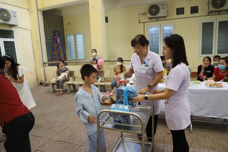 Trung thu ấm áp cho bệnh nhi tại Bệnh viện Đa khoa Hà Tĩnh  - Ảnh 8.