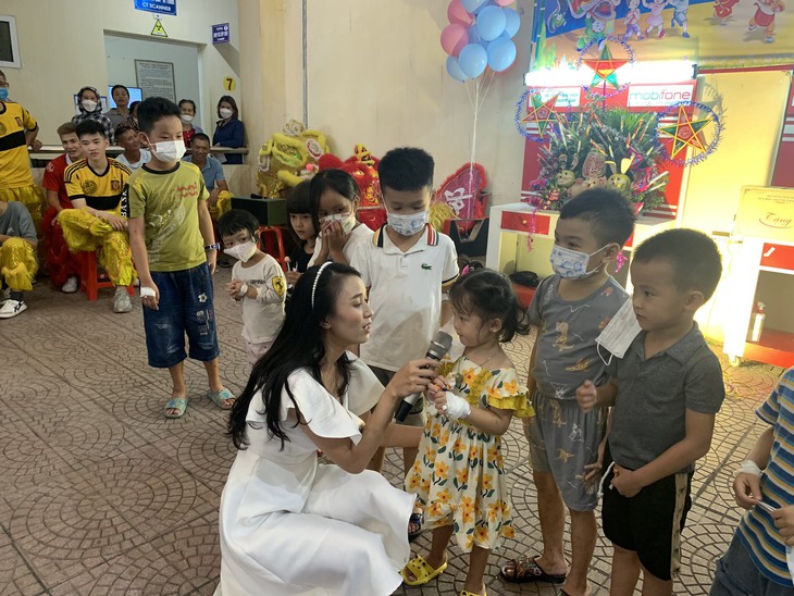 Trung thu ấm áp cho bệnh nhi tại Bệnh viện Đa khoa Hà Tĩnh  - Ảnh 10.