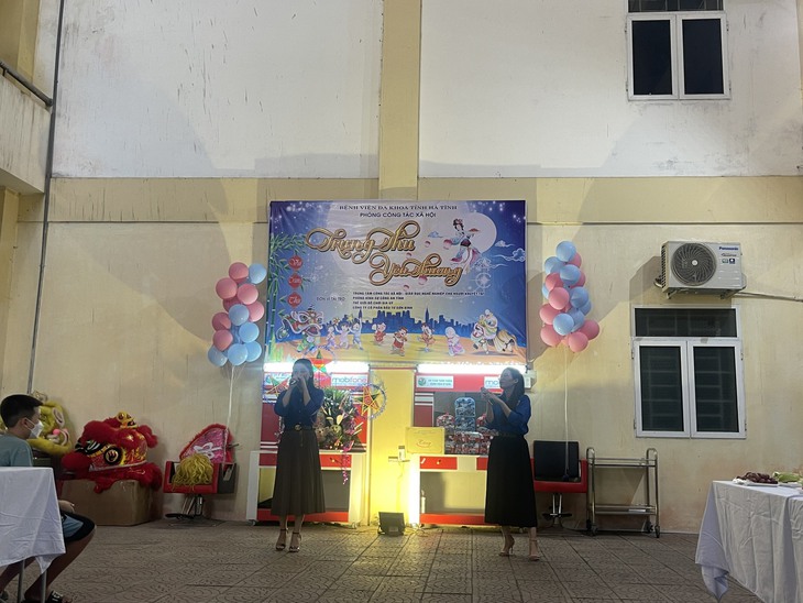 Trung thu ấm áp cho bệnh nhi tại Bệnh viện Đa khoa Hà Tĩnh  - Ảnh 5.