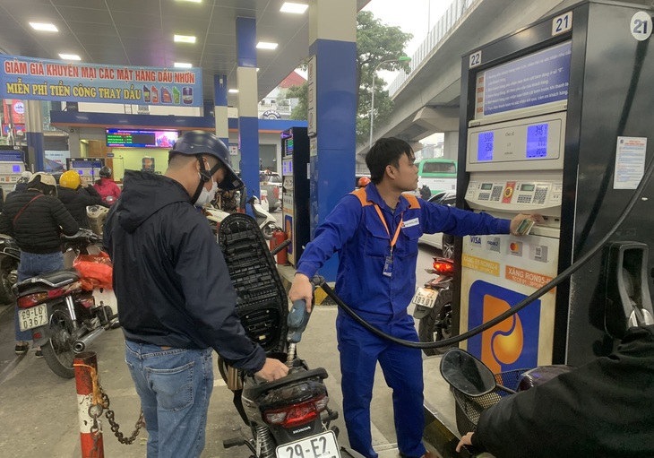 Giá xăng dầu tăng mạnh, chính thức giảm thuế bảo về môi trường với xăng, dầu - Ảnh 2.