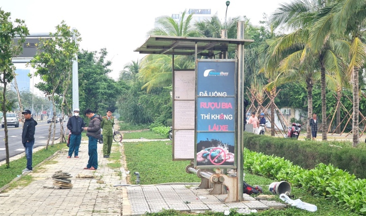 Người đàn ông nước ngoài chết trong tư thế treo cổ tại trạm chờ xe buýt - Ảnh 1.