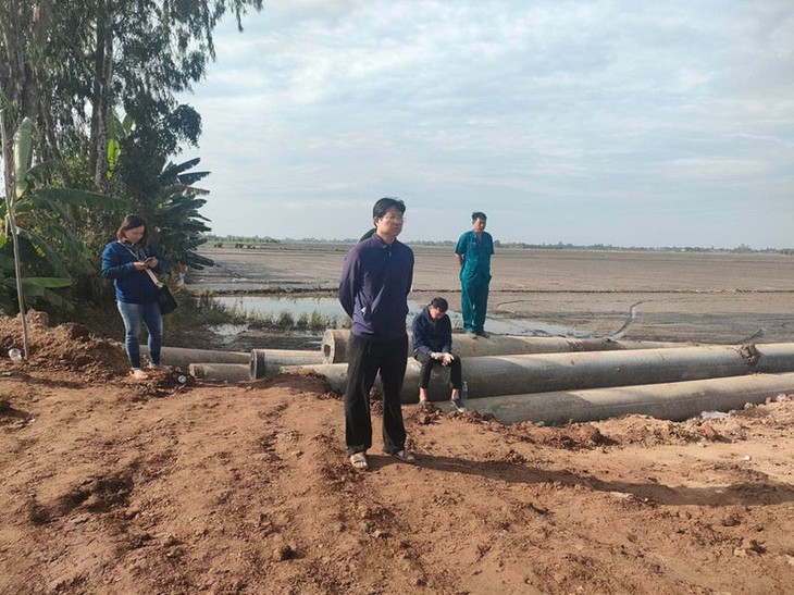 Vẫn chưa thể cứu bé trai 10 tuổi rơi xuống trụ bê tông ra ngoài - Ảnh 2. Vẫn chưa thể cứu bé trai 10 tuổi rơi xuống trụ bê tông ra ngoài - Ảnh 2.