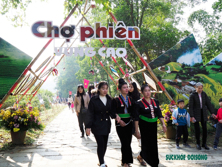 Khám phá chợ phiên ngày Tết của đồng bào vùng cao trong lòng Thủ đô - Ảnh 1.