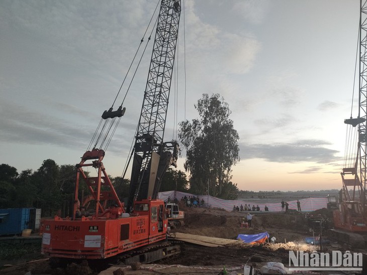 Điều thêm thiết bị hiện đại, xuyên đêm giải cứu bé trai 10 tuổi rơi xuống trụ bê tông - Ảnh 1. Điều thêm thiết bị hiện đại, xuyên đêm giải cứu bé trai 10 tuổi rơi xuống trụ bê tông - Ảnh 1.