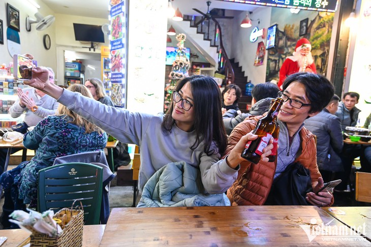 Hàng trăm du khách nước ngoài hào hứng đón năm mới ở Hà Nội - Ảnh 14.