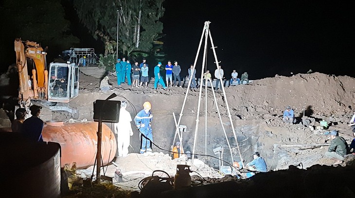 Nỗ lực cứu bé trai 10 tuổi rơi xuống trụ bê tông sâu 35m - Ảnh 1.