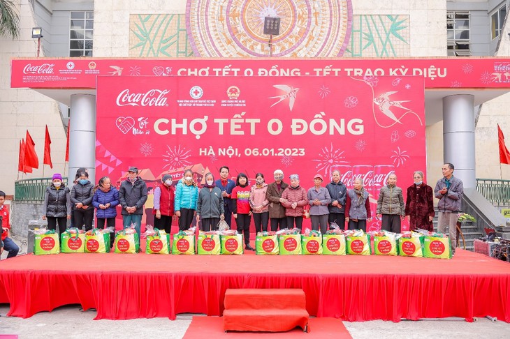 Xác lập Kỷ  lục "Bàn ăn Tết Việt có số gia đình tham gia đông nhất thế giới" - Ảnh 3.