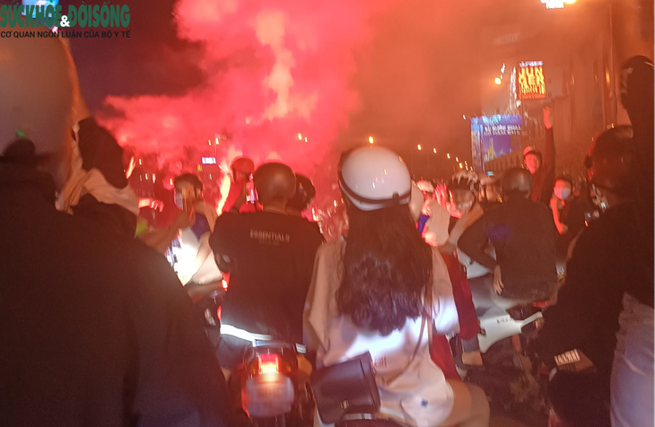 CĐV Việt Nam "đi bão" ăn mừng chiến thắng lịch sử trước Indonesia - Ảnh 2.