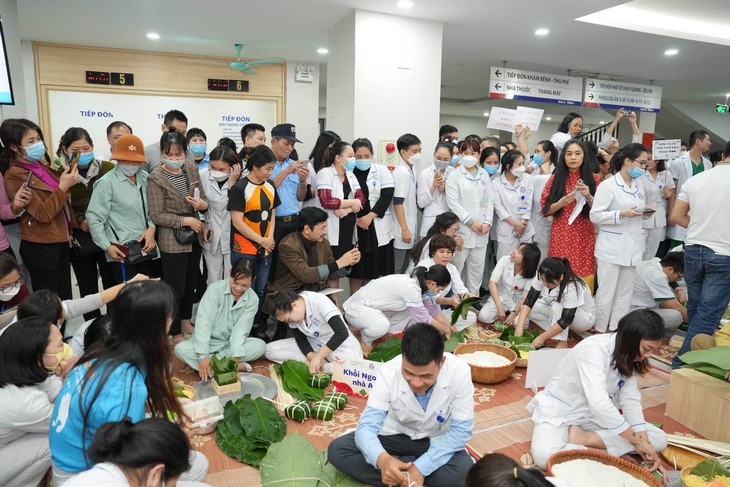 Mang không khí Tết đến với Bệnh viện ung bưới Hà Nội - Ảnh 1. Mang không khí Tết đến với Bệnh viện ung bưới Hà Nội - Ảnh 1.