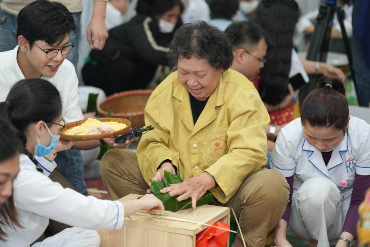 Mang không khí Tết đến với Bệnh viện ung bưới Hà Nội - Ảnh 3. Mang không khí Tết đến với Bệnh viện ung bưới Hà Nội - Ảnh 3.