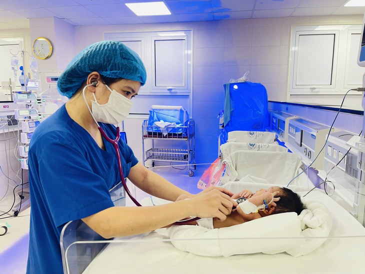 Bé gái sinh non thủng ruột khi còn trong bụng mẹ - Ảnh 1.