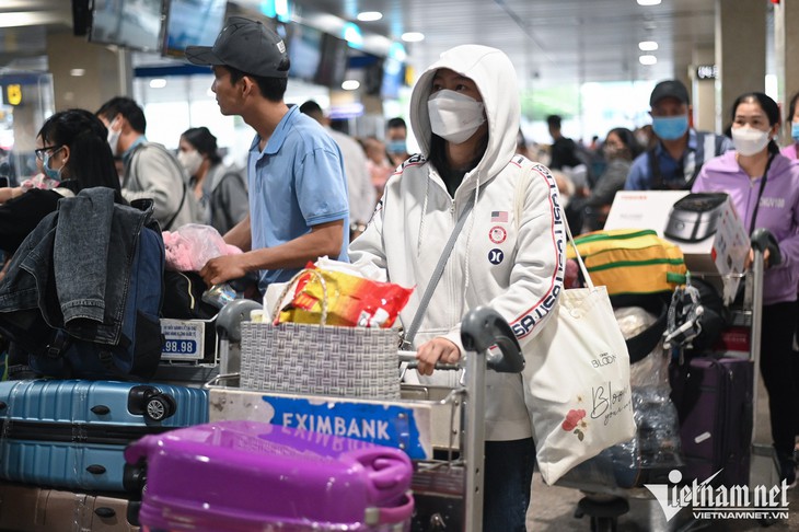 Người dân lỉnh kỉnh đồ đạc ra sân bay về quê ăn Tết sớm - Ảnh 2.