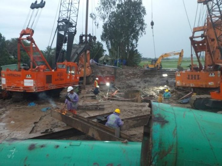 Vụ bé trai rơi xuống trụ bê tông ở Đồng Tháp: Cứu hộ gặp khó khăn do mưa lớn - Ảnh 2. Vụ bé trai rơi xuống trụ bê tông ở Đồng Tháp: Cứu hộ gặp khó khăn do mưa lớn - Ảnh 2.