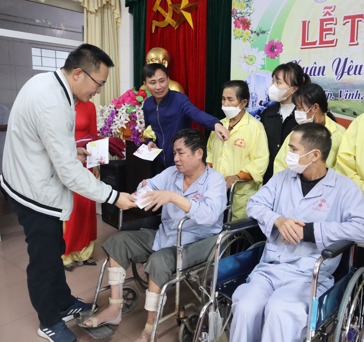 Bệnh viện Đa khoa 115 Nghệ An trao 180 suất quà đến các bệnh nhân khó khăn - Ảnh 2. Bệnh viện Đa khoa 115 Nghệ An trao 180 suất quà đến các bệnh nhân khó khăn - Ảnh 2.