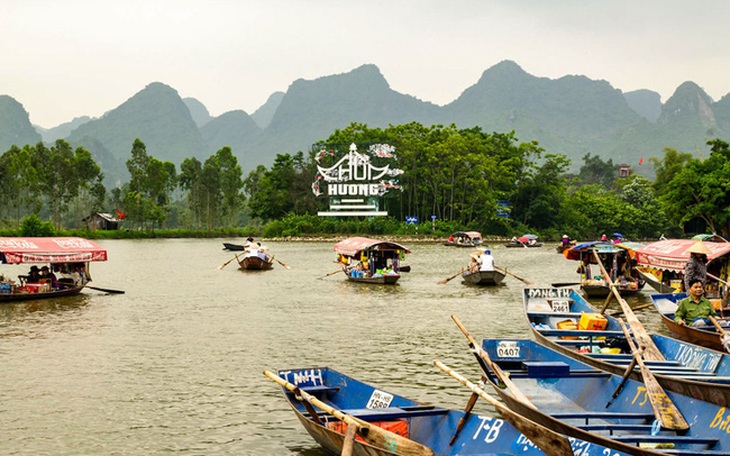 Lo "vỡ trận" khi khai hội Lễ hội Chùa Hương 2023, Hà Nội có phương án gì?