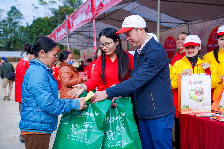 “Tết ấm tình thương” với đồng bào vùng cao - Ảnh 3.