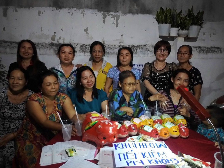 Nhóm chị em gom tiết kiệm nuôi heo đất lấy tiền mua thẻ BHYT tặng người nghèo - Ảnh 1. Nhóm chị em gom tiết kiệm nuôi heo đất lấy tiền mua thẻ BHYT tặng người nghèo - Ảnh 1.
