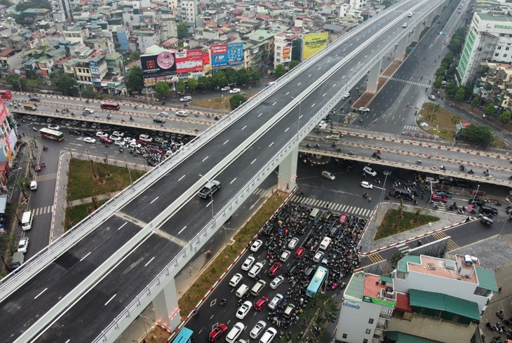 Hà Nội thông xe đường Vành đai 2 trên cao đoạn Cầu Vĩnh Tuy – Ngã Tư Sở - Ảnh 1.