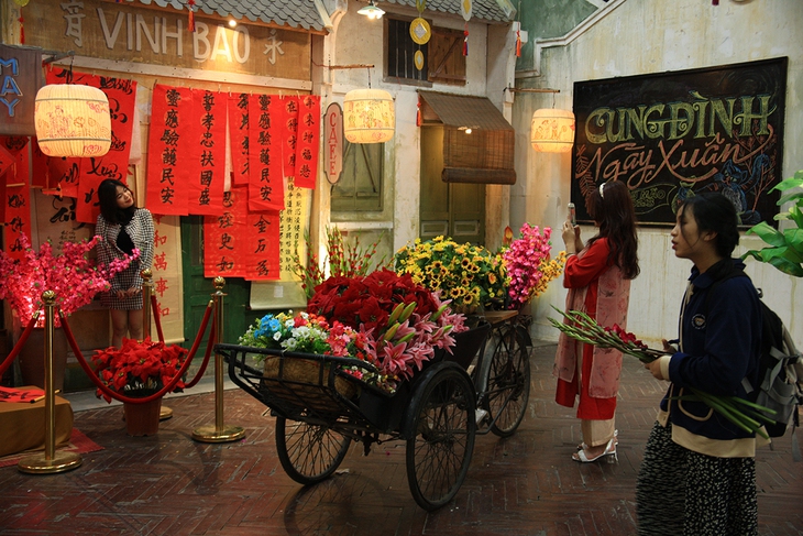 Người dân Thủ đô được sống lại hồi ức qua những khung cảnh Tết xưa - Ảnh 3. Người dân Thủ đô được sống lại hồi ức qua những khung cảnh Tết xưa - Ảnh 3.
