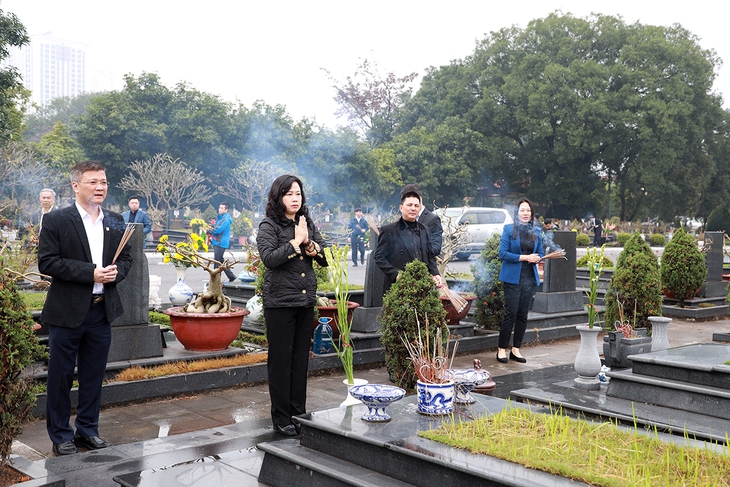 Bộ trưởng Bộ Y tế Đào Hồng Lan dâng hương tại nghĩa trang Mai Dịch - Ảnh 1. Bộ trưởng Bộ Y tế Đào Hồng Lan dâng hương tại nghĩa trang Mai Dịch - Ảnh 1.