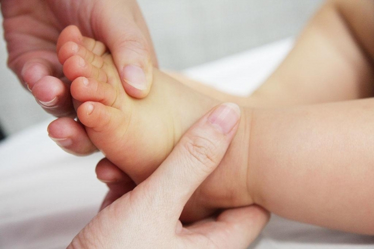 Em bé vừa chào đời đã mắc giang mai, bác sĩ chỉ rõ con đường lây bệnh - Ảnh 1.