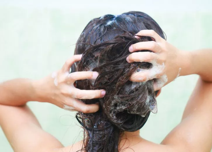 Cách giúp mái tóc khô trở nên mềm mượt - Ảnh 1.