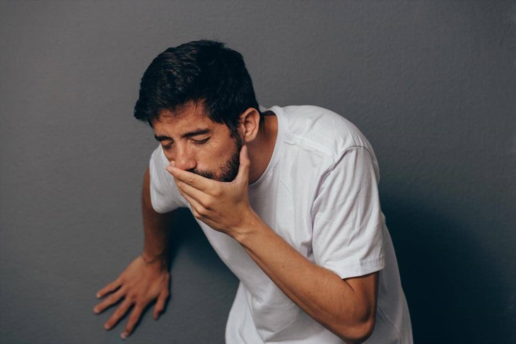 Vì sao khi say rượu bạn nên uống nhiều nước? - Ảnh 2.