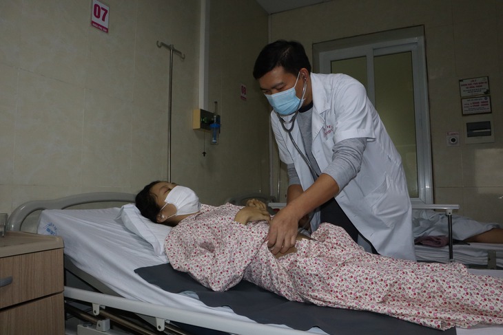 Phẫu thuật khẩn cấp cứu hai mẹ con thai phụ sản giật nặng nguy hiểm - Ảnh 1.