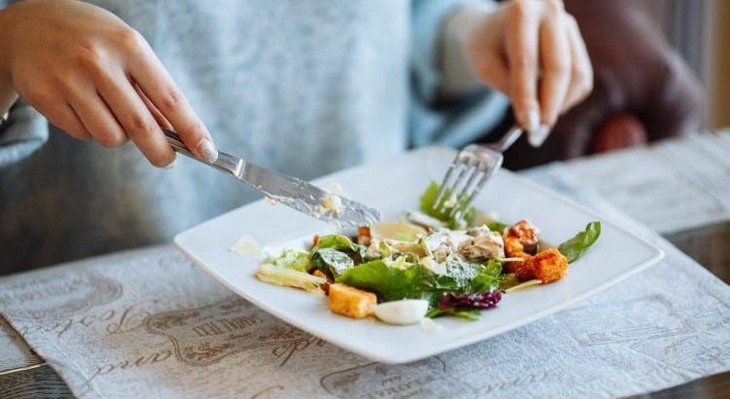 Ăn uống linh đình ngày Tết, làm gì để hạn chế chứng đầy bụng, khó tiêu? - Ảnh 4.