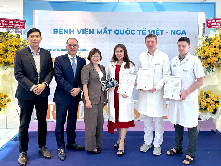 Mắt Việt - Nga nhận giải thưởng Số 1 Đông Nam Á về phẫu thuật khúc xạ Relex Smile - Ảnh 1. Mắt Việt - Nga nhận giải thưởng Số 1 Đông Nam Á về phẫu thuật khúc xạ Relex Smile - Ảnh 1.