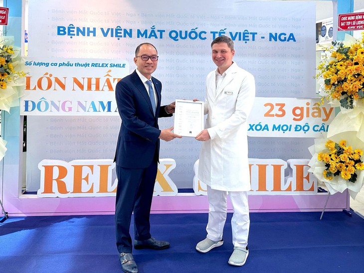Mắt Việt - Nga nhận giải thưởng Số 1 Đông Nam Á về phẫu thuật khúc xạ Relex Smile - Ảnh 2. Mắt Việt - Nga nhận giải thưởng Số 1 Đông Nam Á về phẫu thuật khúc xạ Relex Smile - Ảnh 2.