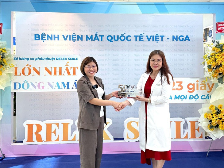 Mắt Việt - Nga nhận giải thưởng Số 1 Đông Nam Á về phẫu thuật khúc xạ Relex Smile - Ảnh 3. Mắt Việt - Nga nhận giải thưởng Số 1 Đông Nam Á về phẫu thuật khúc xạ Relex Smile - Ảnh 3.