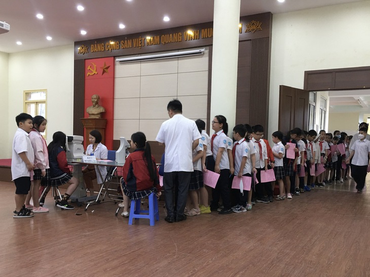 Bố mẹ hãy cảnh giác: Trẻ nói "nhìn bình thường" nhưng mắc tật khúc xạ nặng - Ảnh 1.