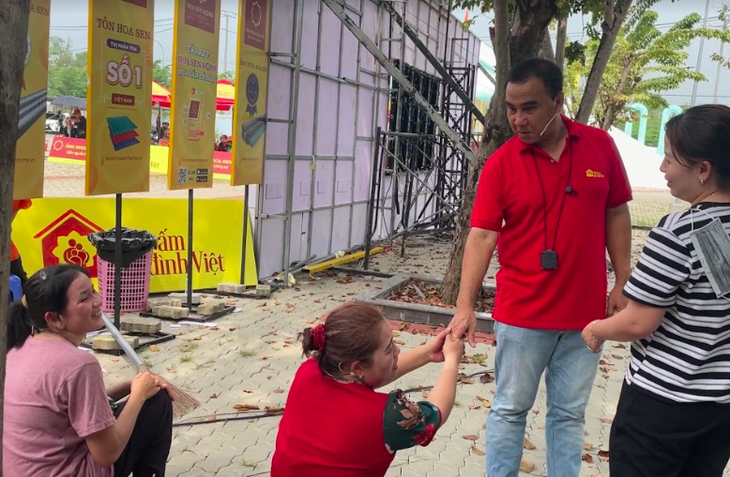 Nhận 'Nghệ sĩ vì cộng đồng', MC Quyền Linh thừa nhận một câu khiến khán giả ấm lòng - Ảnh 3. Nhận 'Nghệ sĩ vì cộng đồng', MC Quyền Linh thừa nhận một câu khiến khán giả ấm lòng - Ảnh 3.