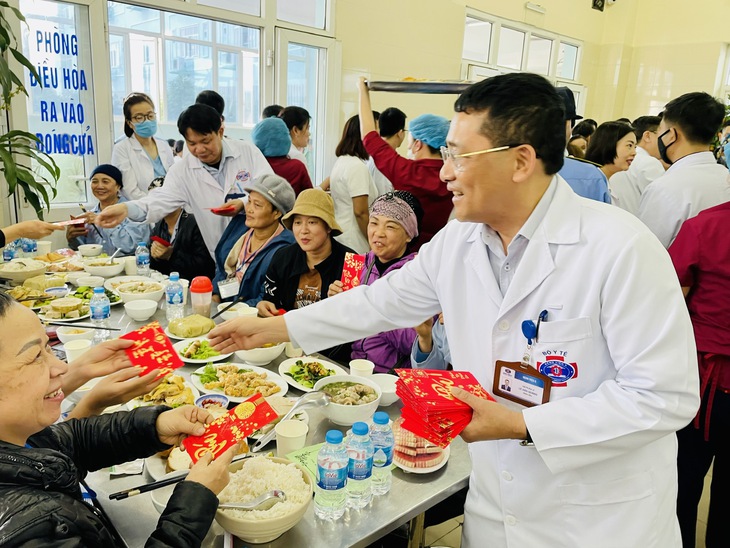 Hàng trăm người bệnh ung thư về quê đón Tết trên những "Chuyến xe yêu thương" 0 đồng - Ảnh 1. Hàng trăm người bệnh ung thư về quê đón Tết trên những "Chuyến xe yêu thương" 0 đồng - Ảnh 1.