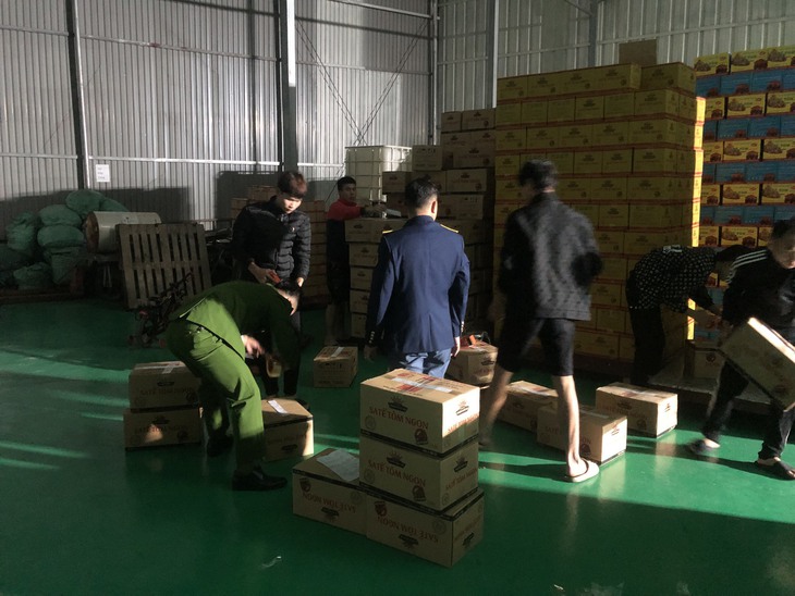 Điều tra hình sự Giám đốc doanh nghiệp sản xuất 42.000 lọ sa tế giả - Ảnh 1.