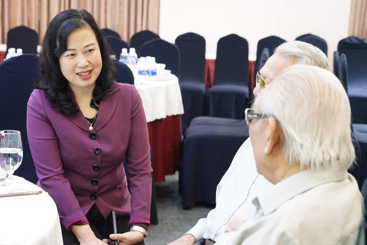 Bộ trưởng Đào Hồng Lan chúc Tết cán bộ hưu trí ngành y trước thềm Xuân Quý Mão 2023 - Ảnh 1. Bộ trưởng Đào Hồng Lan chúc Tết cán bộ hưu trí ngành y trước thềm Xuân Quý Mão 2023 - Ảnh 1.