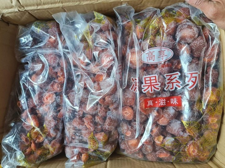 Hàng Trung Quốc đổ bộ chợ Tết, nhiều loại giá siêu rẻ - Ảnh 1.