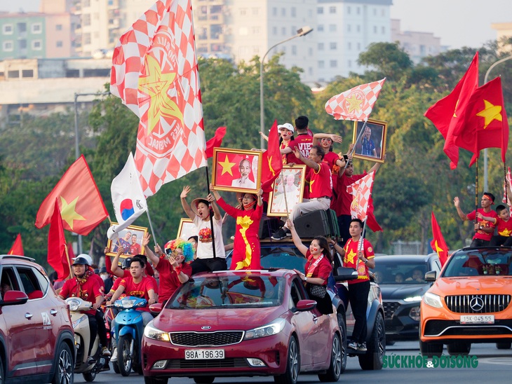 Mỹ Đình 'rực lửa' trước giờ khai màn chung kết Việt Nam vs Thái Lan - Ảnh 1. Mỹ Đình 'rực lửa' trước giờ khai màn chung kết Việt Nam vs Thái Lan - Ảnh 1.