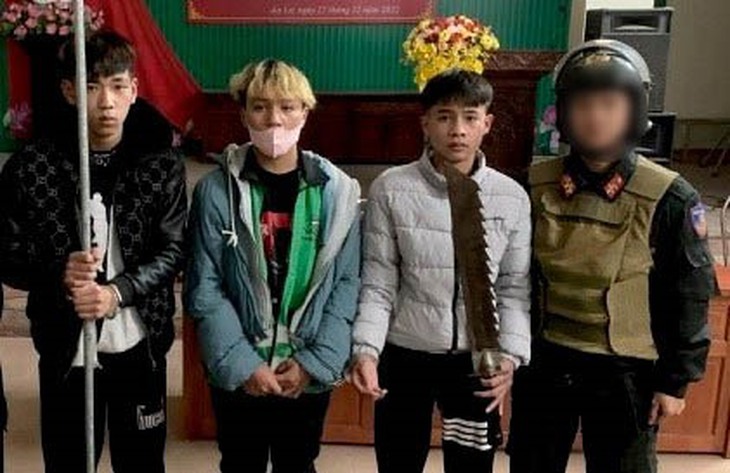 Kiểm tra vi phạm giao thông, phát hiện 3 thanh niên mang theo 'hàng nóng' - Ảnh 1. Kiểm tra vi phạm giao thông, phát hiện 3 thanh niên mang theo 'hàng nóng' - Ảnh 1.
