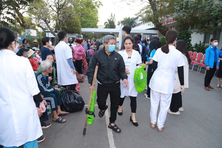 Ấm áp chuyến xe yêu thương đưa bệnh nhân có hoàn cảnh khó khăn về quê đón Tết - Ảnh 7.