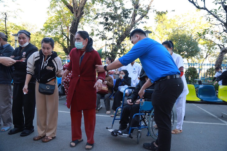 Ấm áp chuyến xe yêu thương đưa bệnh nhân có hoàn cảnh khó khăn về quê đón Tết - Ảnh 6.