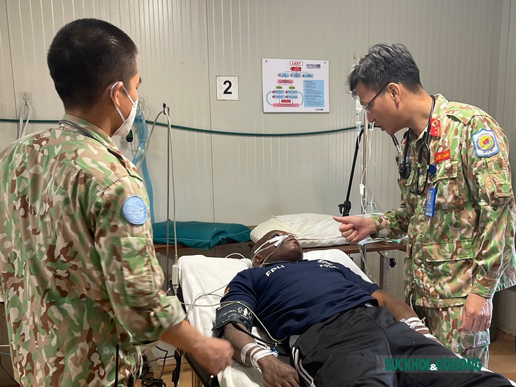 Bác sĩ mũ nồi xanh mang niềm vui cho người dân Nam Sudan trong những ngày đầu năm. - Ảnh 2.
