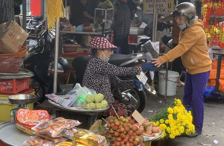 Nhộn nhịp thị trường đồ cúng ông Công ông Táo - Ảnh 2.