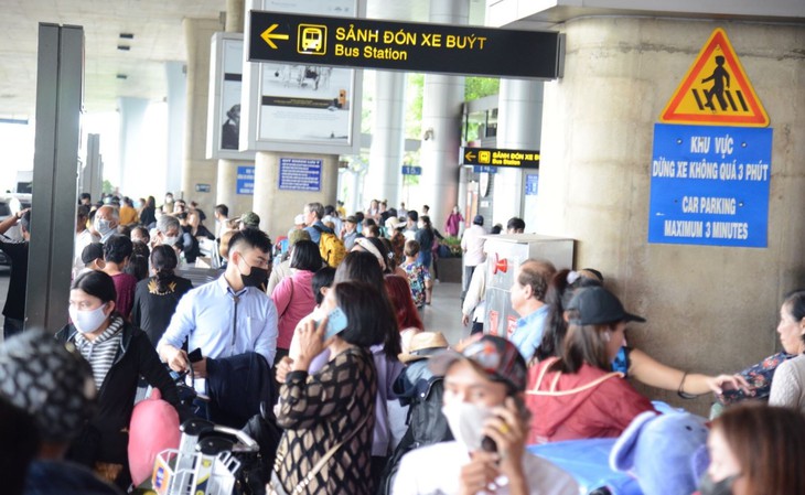 Nhà ga Quốc tế sân bay Tân Sơn Nhất đông nghịt những ngày giáp Tết - Ảnh 16.