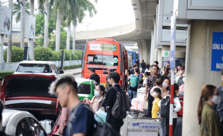 Nhà ga Quốc tế sân bay Tân Sơn Nhất đông nghịt những ngày giáp Tết - Ảnh 17.