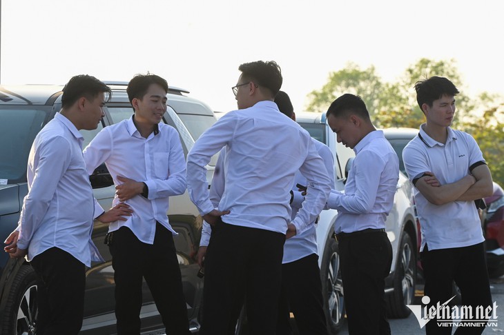 Người Hà Nội sang tỉnh lân cận đăng kiểm vẫn không thoát cảnh chờ 10 tiếng - Ảnh 4.